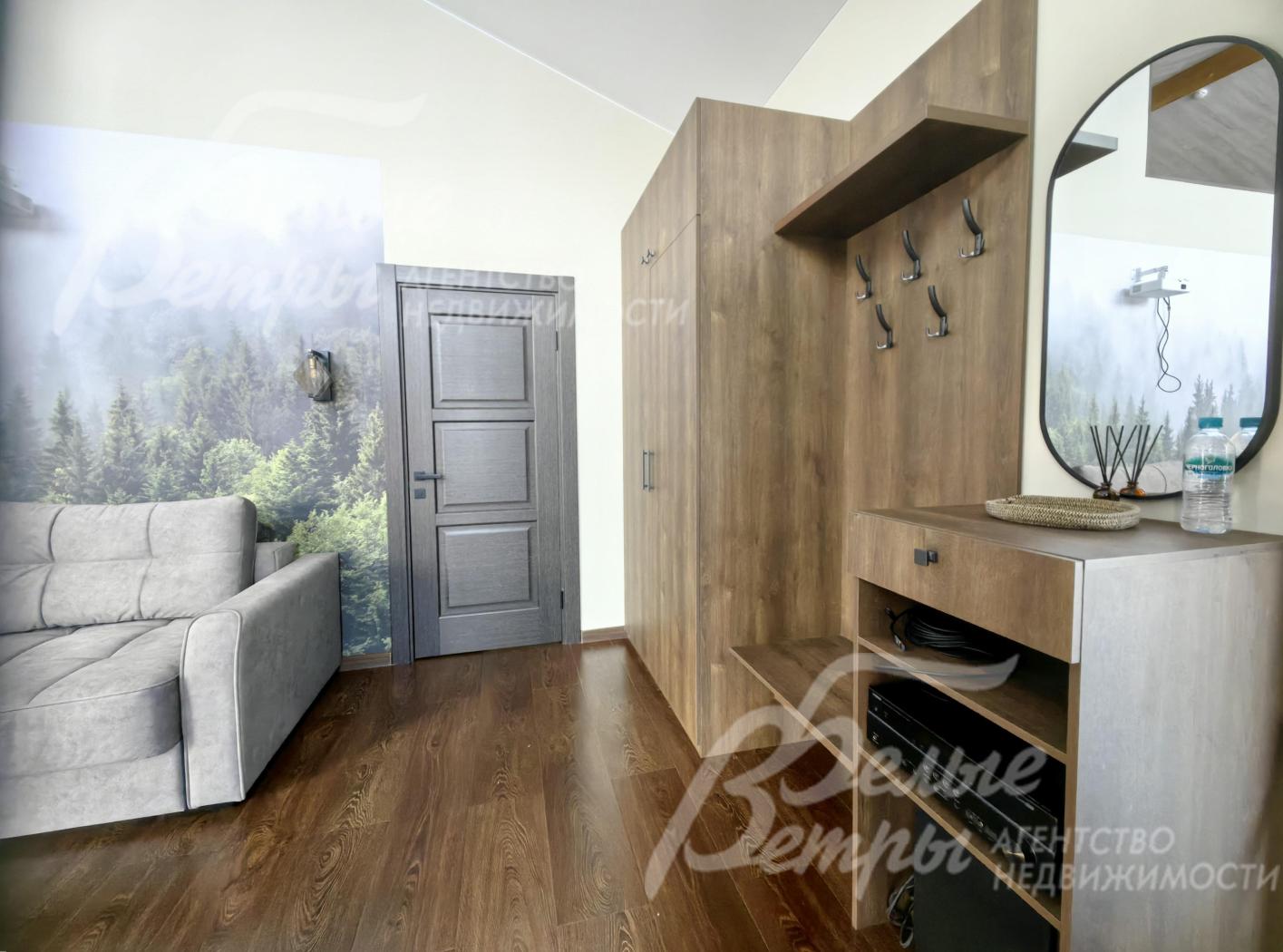 Вместительный шкаф в прихожей