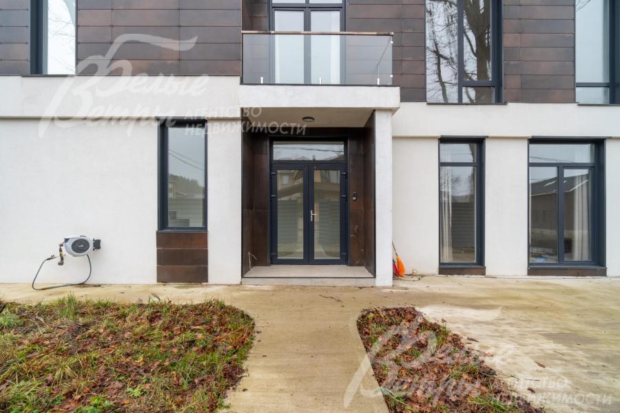 Дорожки и зона парковки расчищены, подготовлены облицовки плиткой