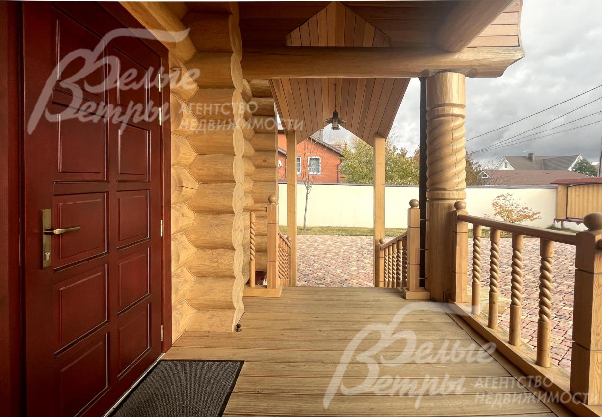 Вход в основной дом - через крытое крыльцо с двухмаршевой лестницей