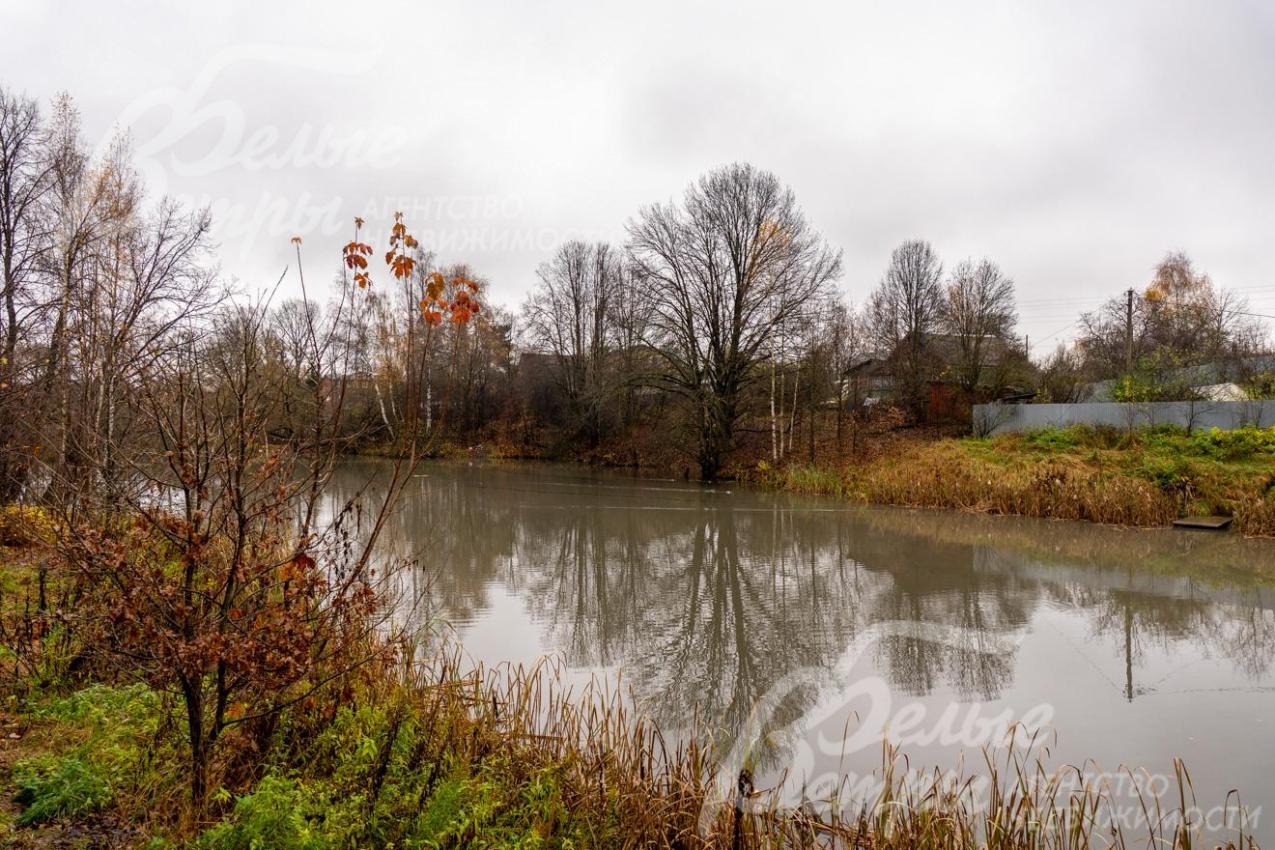 Пруд в сочетании с природным окружением формирует статусную и эстетически привлекательную локацию возле дома