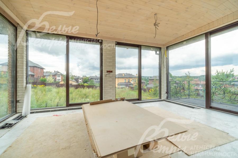 На 1-м этаже – зимний сад-терраса с панорамным остеклением и раздвижными окнами на 3 стороны