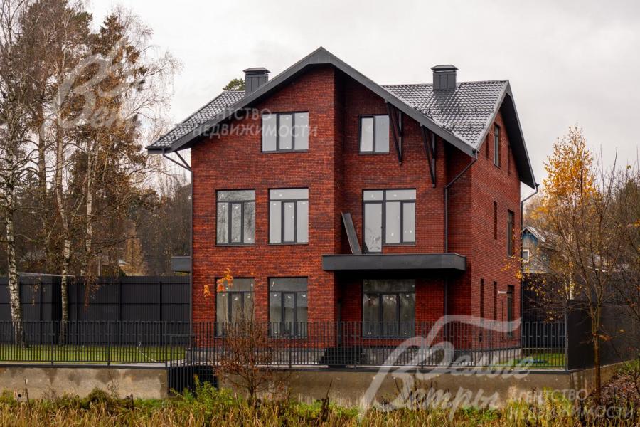 Вдоль видовой площадки установлен решетчатый забор, не загораживающий обзор