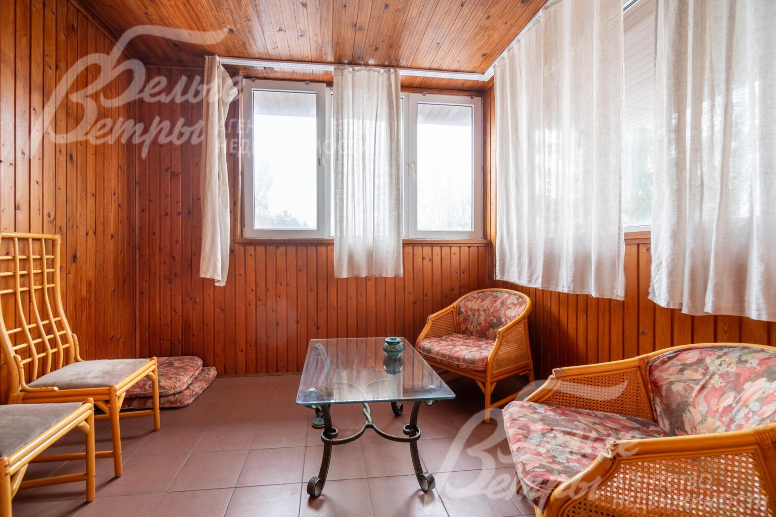 Из спальни - выход на крытый уютный балкон, оформленный в эко-стиле, с плетёной мебелью