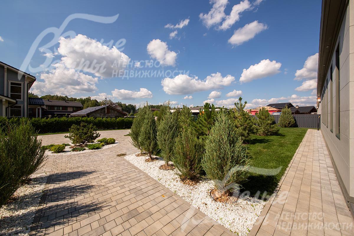 На участке высажены розы, декоративные кустарники, туи, кедры, можжевельники