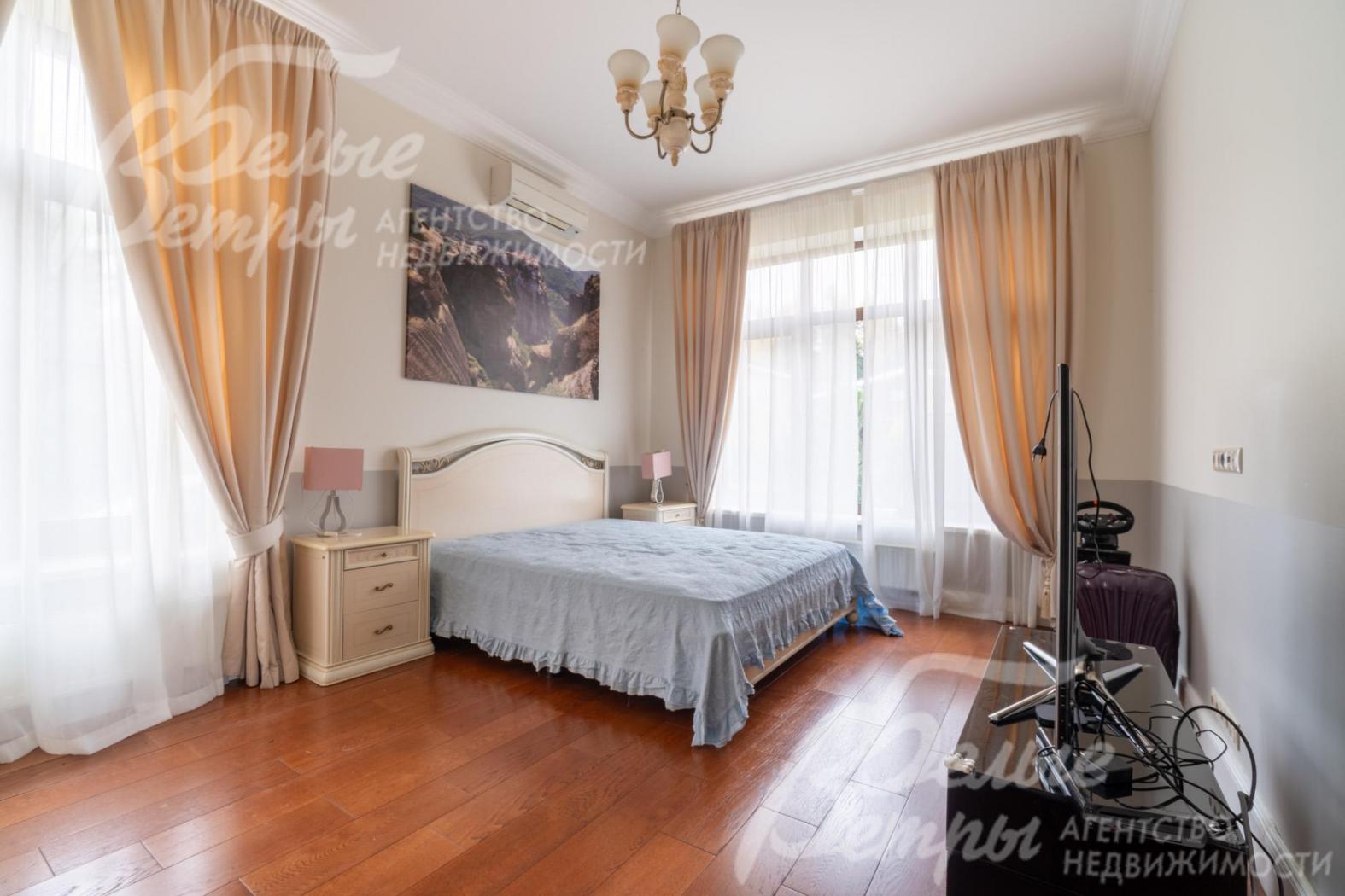 Одна из спален располагается на первом этаже: в спальне - два больших окна, есть вся необходимая мебель