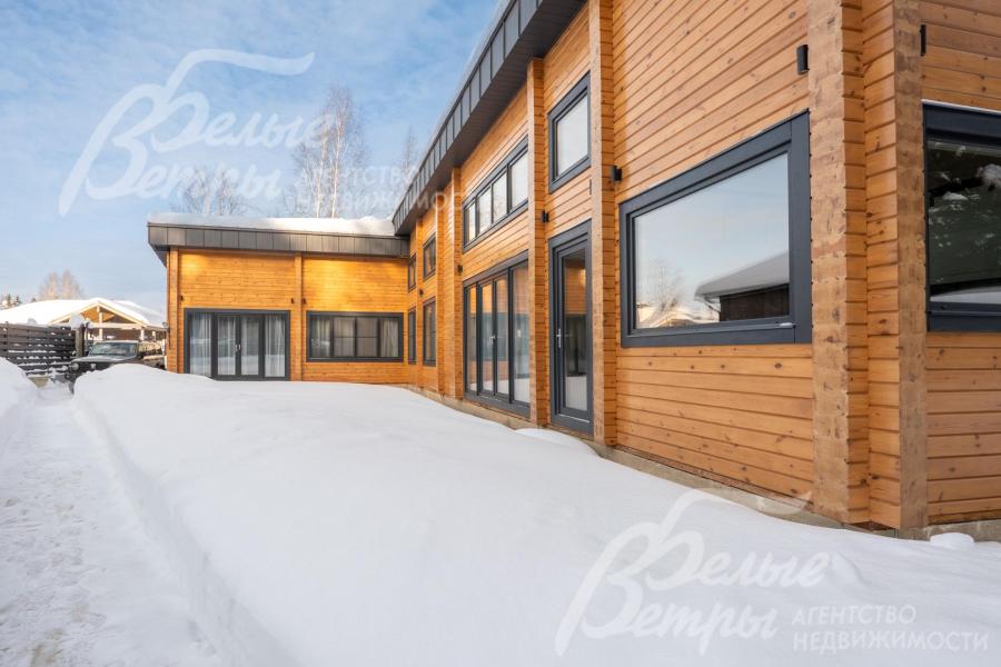 Участок подготовлен к реализации проекта ландшафтного дизайна, также на нём подготовлены все необходимые выводы коммуникаций для строительства отдельностоящей бани