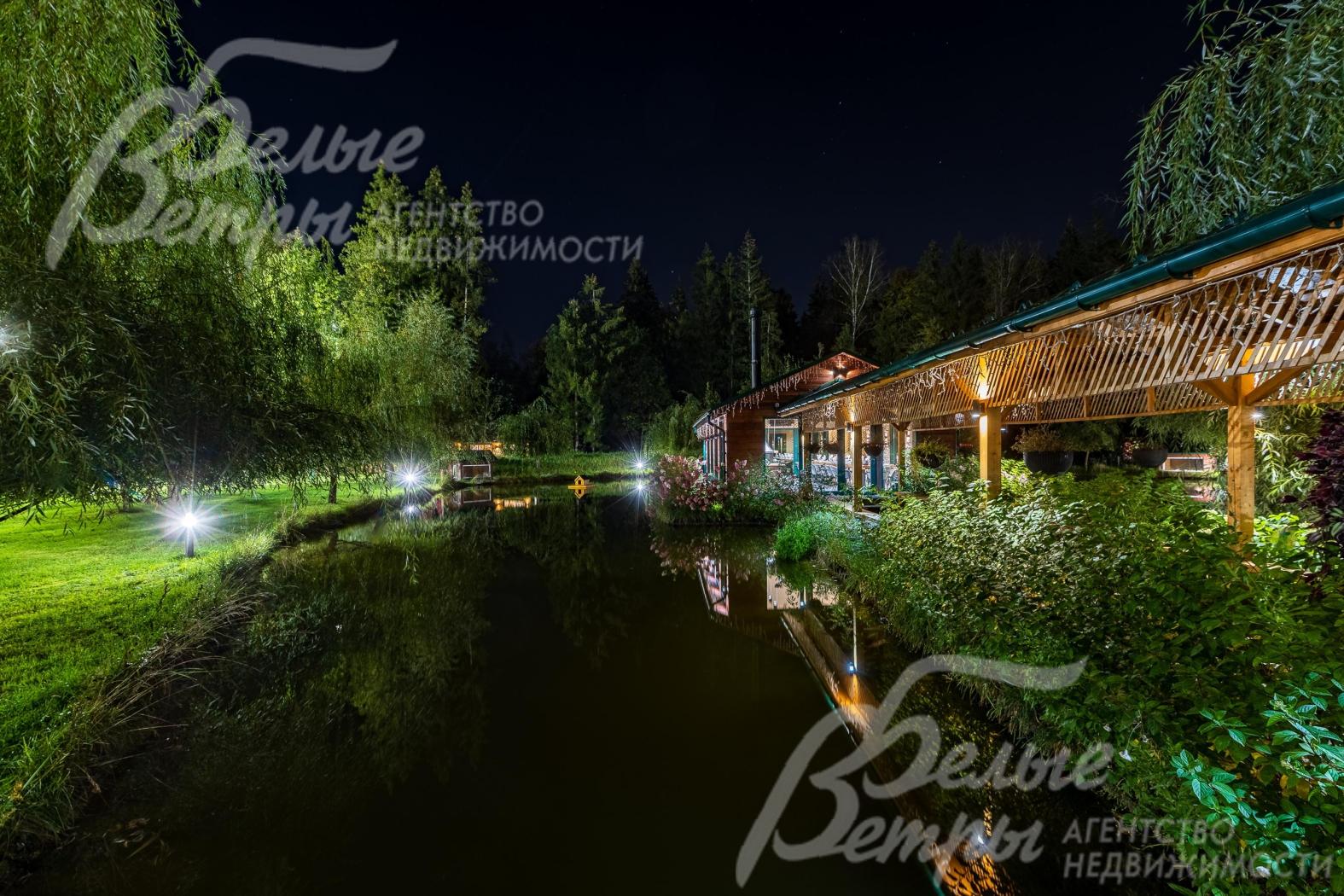 Выполнено уличное освещение по всему участку, в том числе в зоне пруда