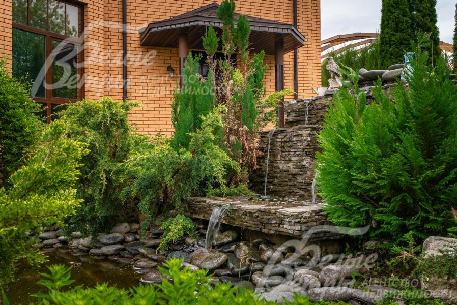Перед домом пруд с каскадным водопадом