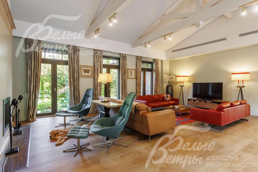 Гостиная с выходом на террасу.