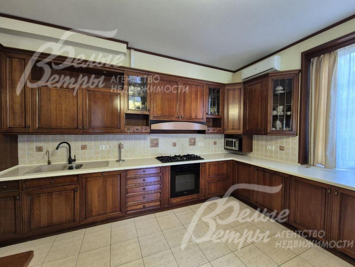 Кухонный гарнитур из массива вишни производства Италии, со встроенной техникой.