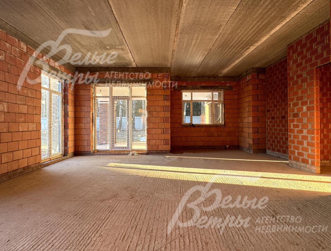 Из кухни-столовой через панорамные портальные двери - выход на просторную террасу и два выхода на участок