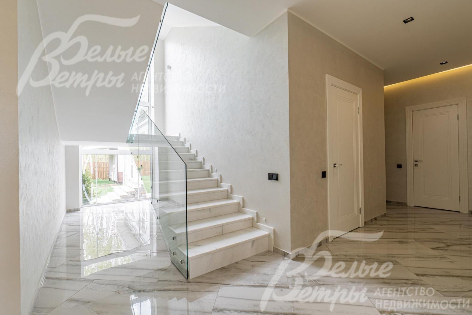 На стенах декоративная штукатурка (венецианка)