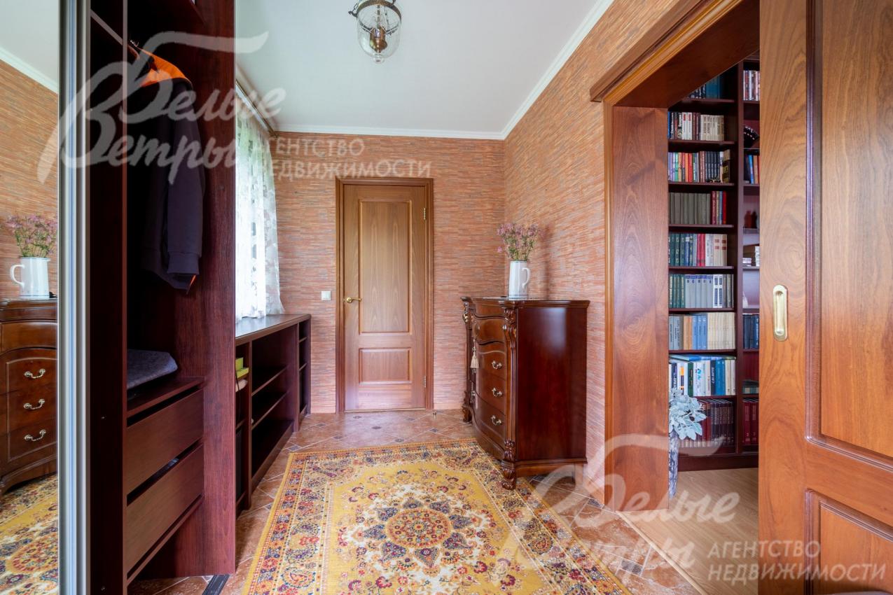 Прихожая, с окном. Дом полностью меблирован