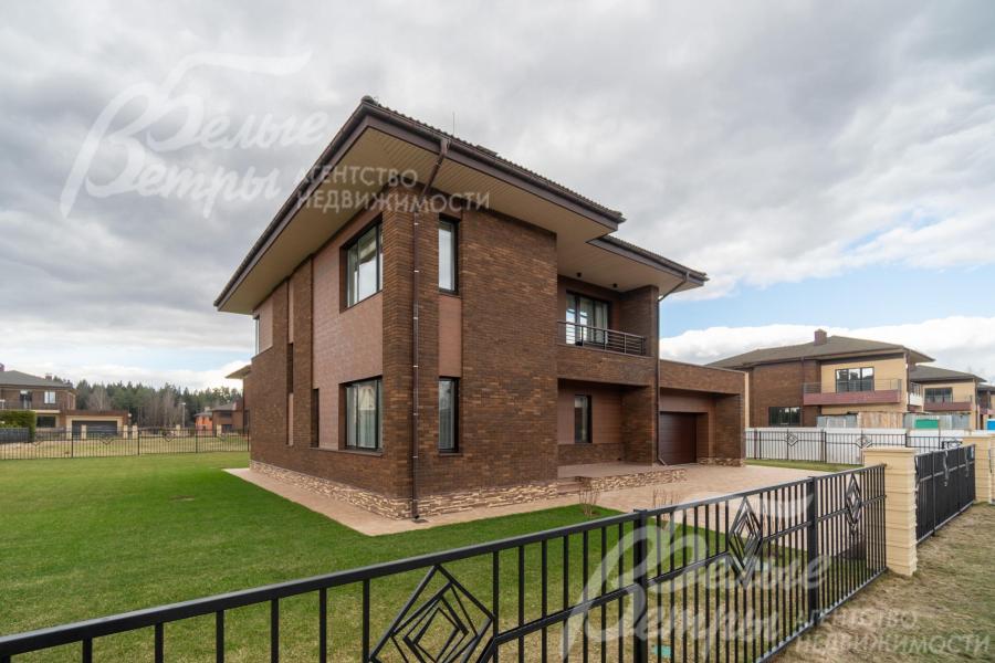 Участок огорожен кованым забором в едином стиле поселка