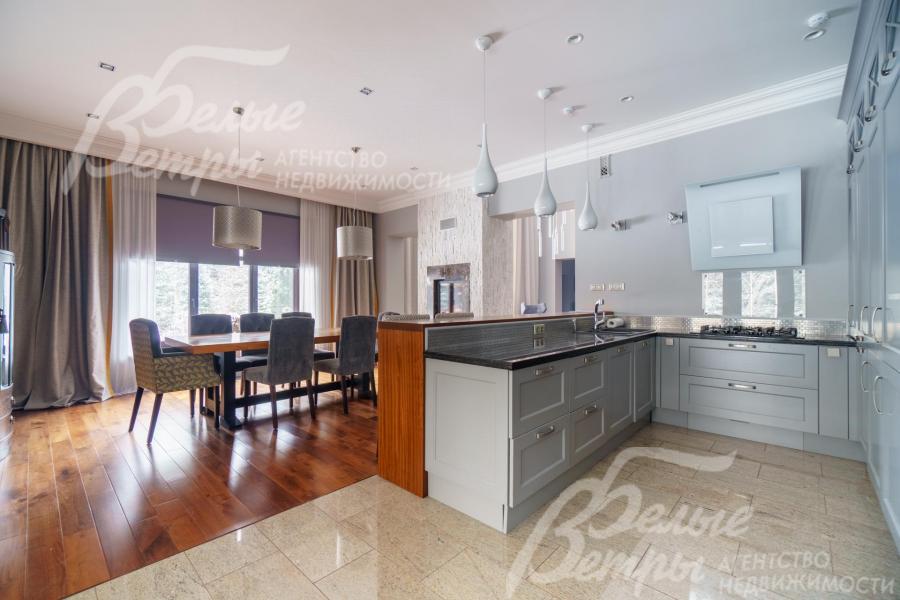 Пол в зоне кухни - гранит Pearl Flower. Столешница кухни - красивейший черный гранит Black Galaxy, а барного стола - тик.