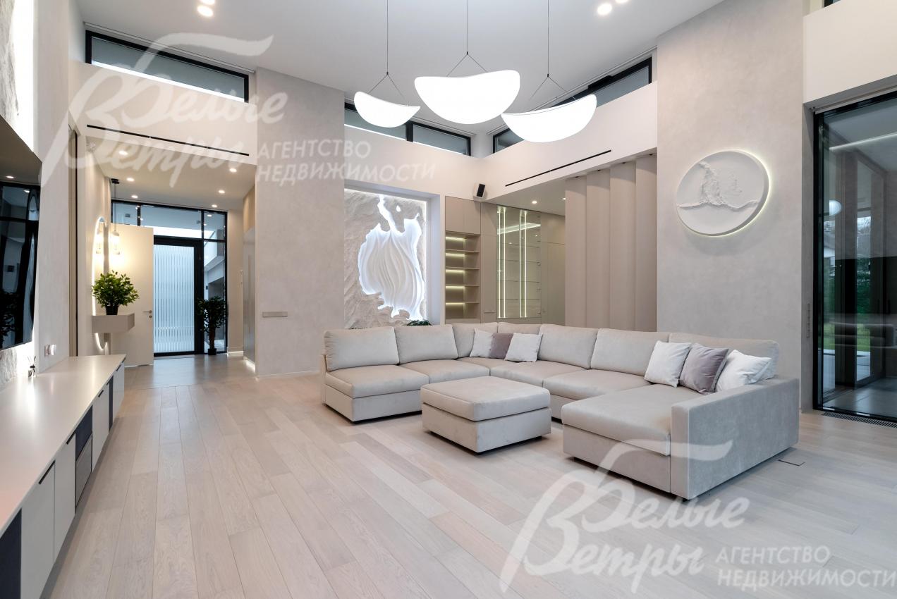 Зона гостиной. В доме выполнена отделка в светлой гамме с учётом актуальных трендов