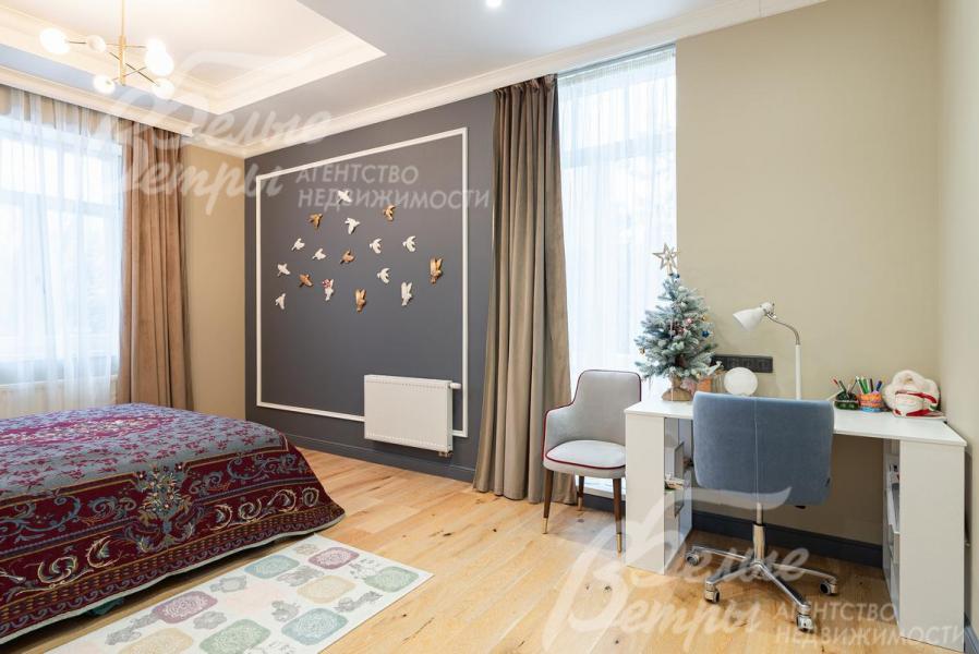 Выход из спальни на балкон