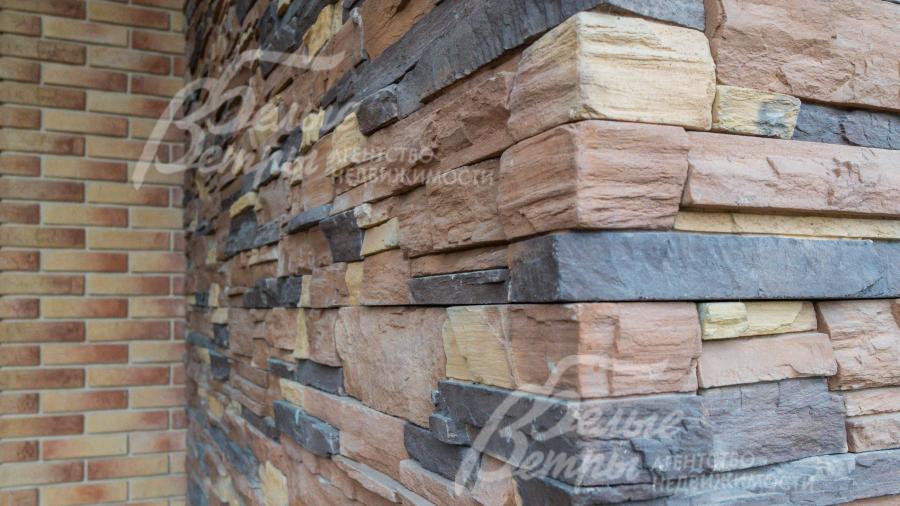 Облицовка фасада -"дикий" камень, плитка "под кирпич", декоративная штукатурка «короед».