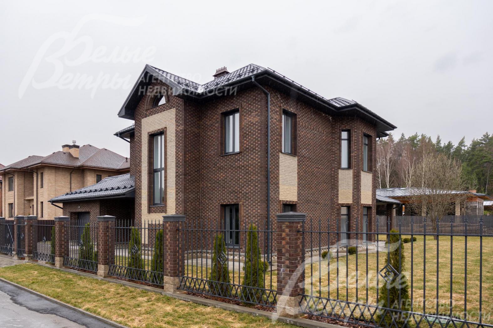 Участок огорожен: по фасаду – металлический кованый забор на бетонном основании со столбами, облицованными в стиле дома