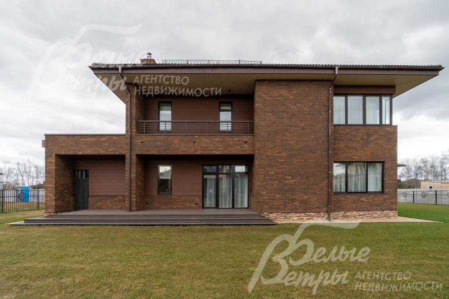 Вид на дом со стороны участка