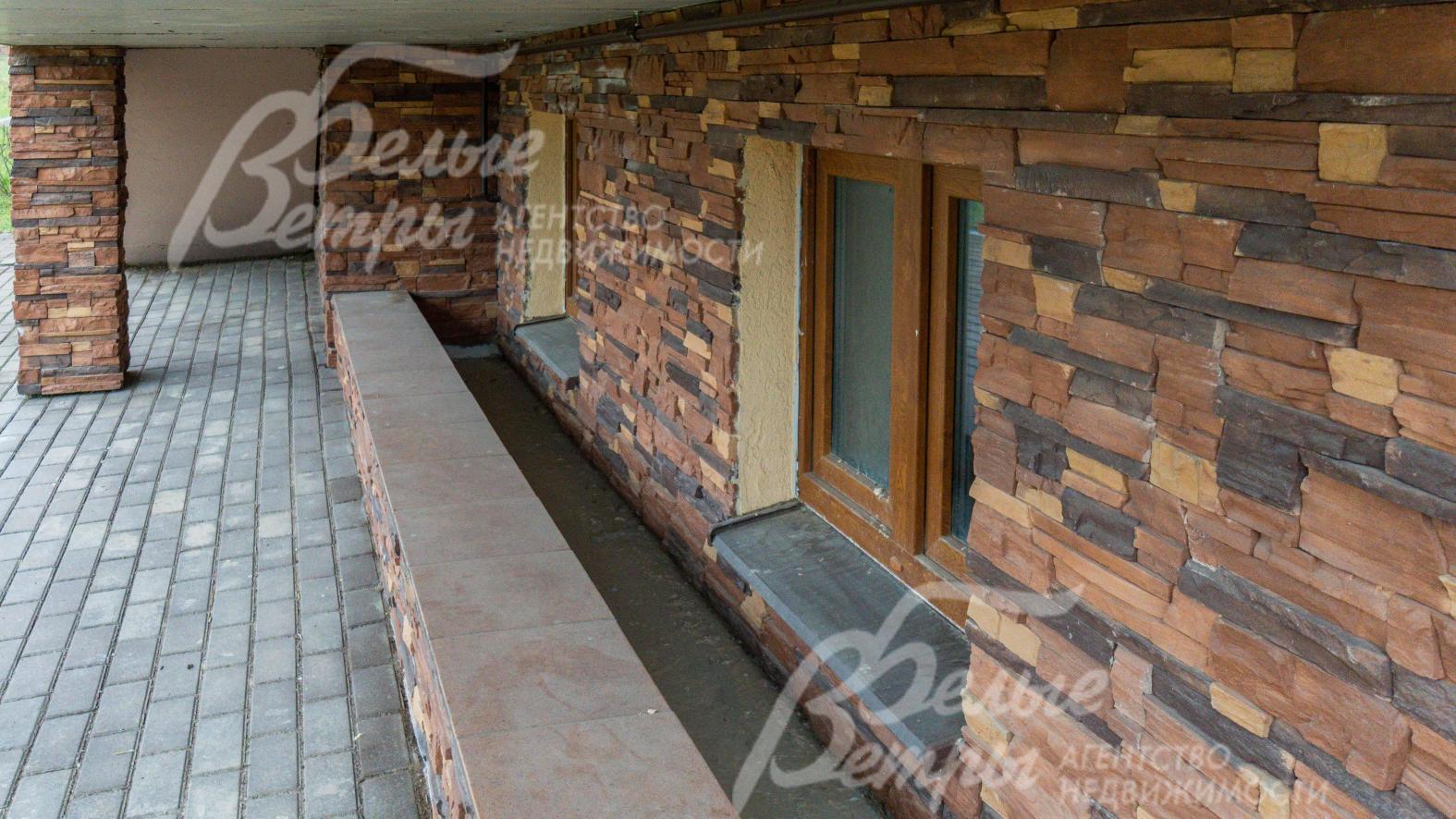 Цокольный этаж с окнами