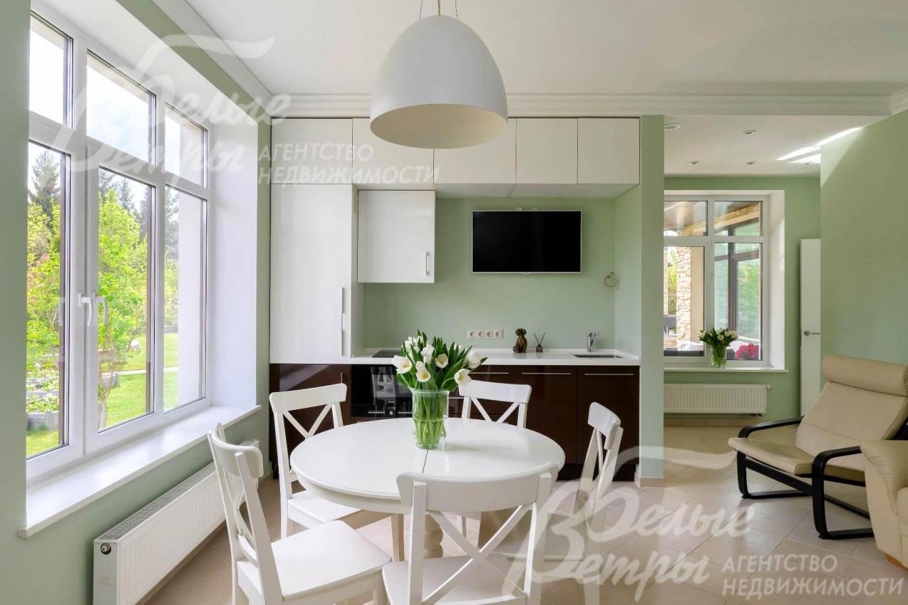 Просторная кухня-столовая в гостевом доме.