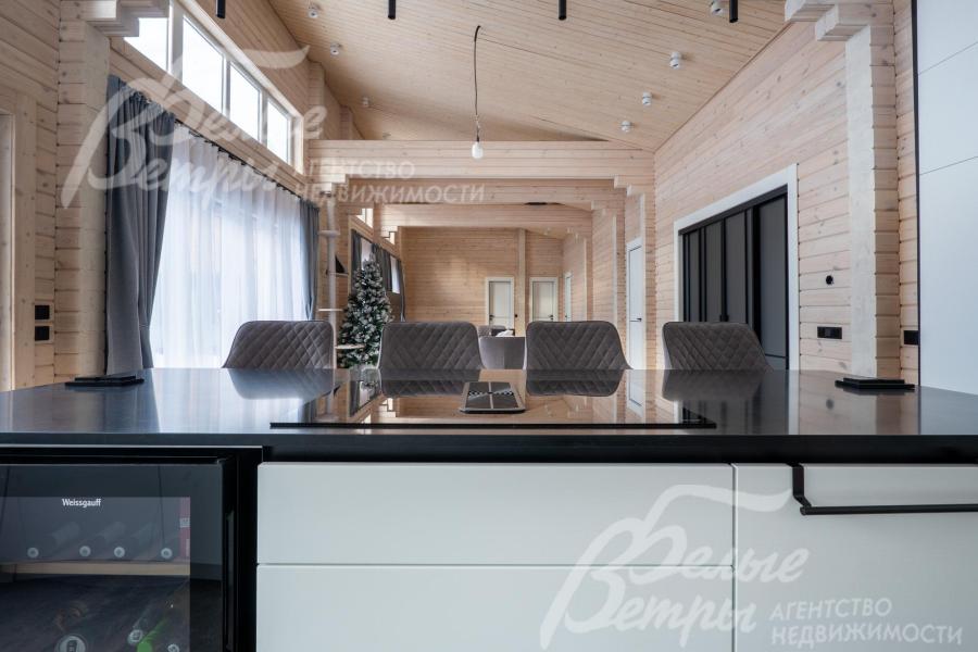 На кухне установлен гарнитур производства «EGGER» с функциональным островом с индукционной варочной панелью