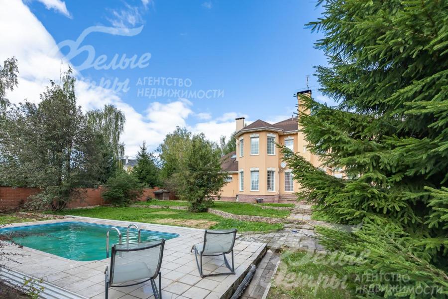 Летний крытый бассейн.