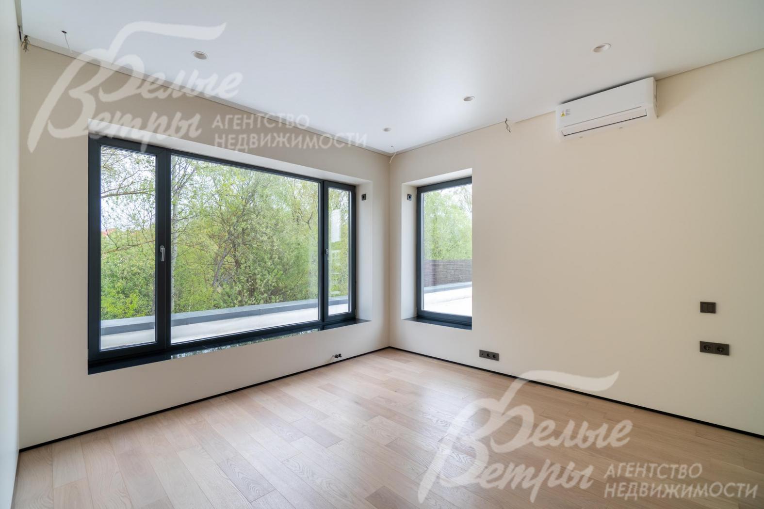 Стены выкрашены в пастельные тона, на полу - инженерная доска (дуб)