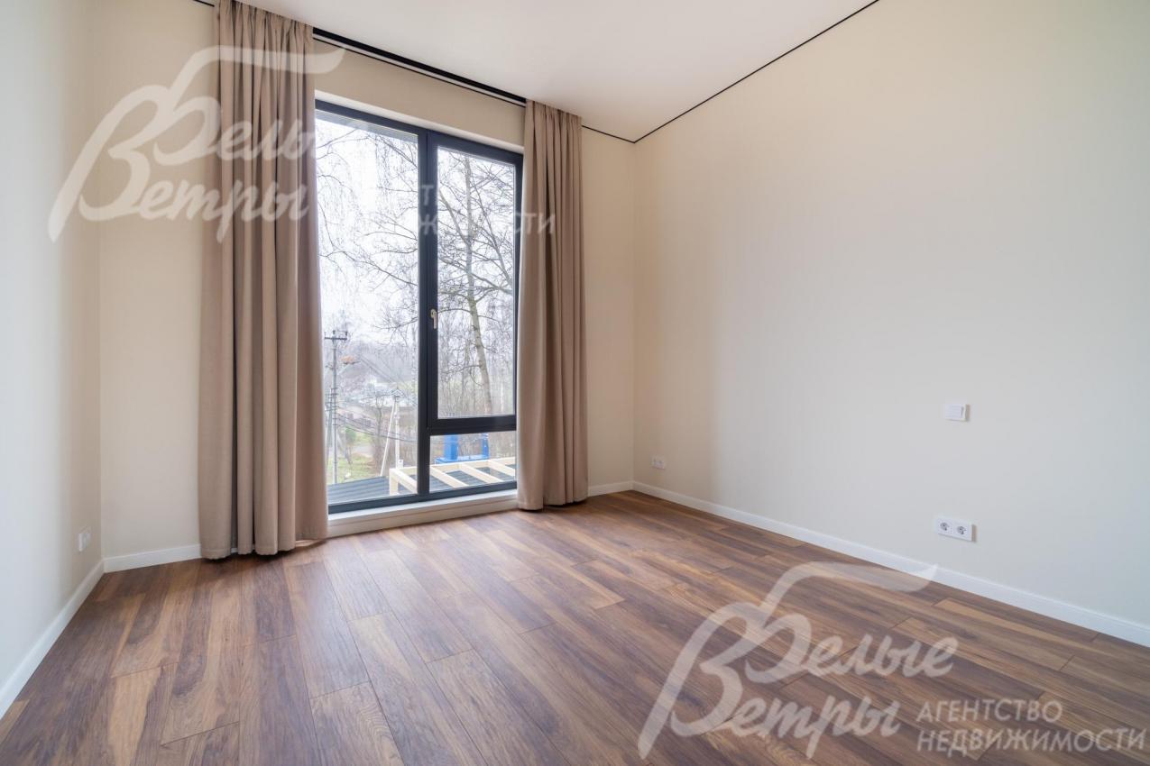 Одна из спален на втором этаже, электричество во всем дома разведено до точек под ключ