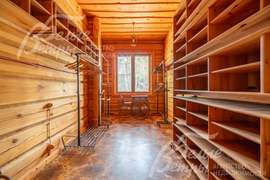 Гардеробная 11 кв.м на первом этаже с удобной системой хранения из массива дерева