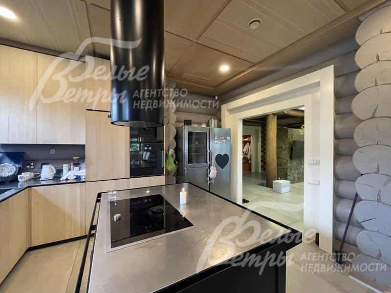 В центре кухни остров с варочной панелью и вытяжкой GAGGENAU. 