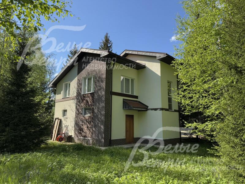 Внешние стены дома отделаны штукатуркой и клинкерной плиткой