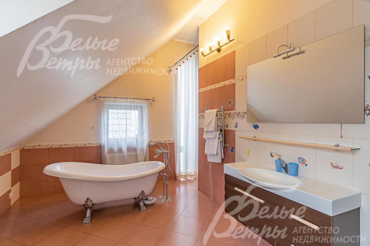 Санузел с ванной и душем на втором этаже