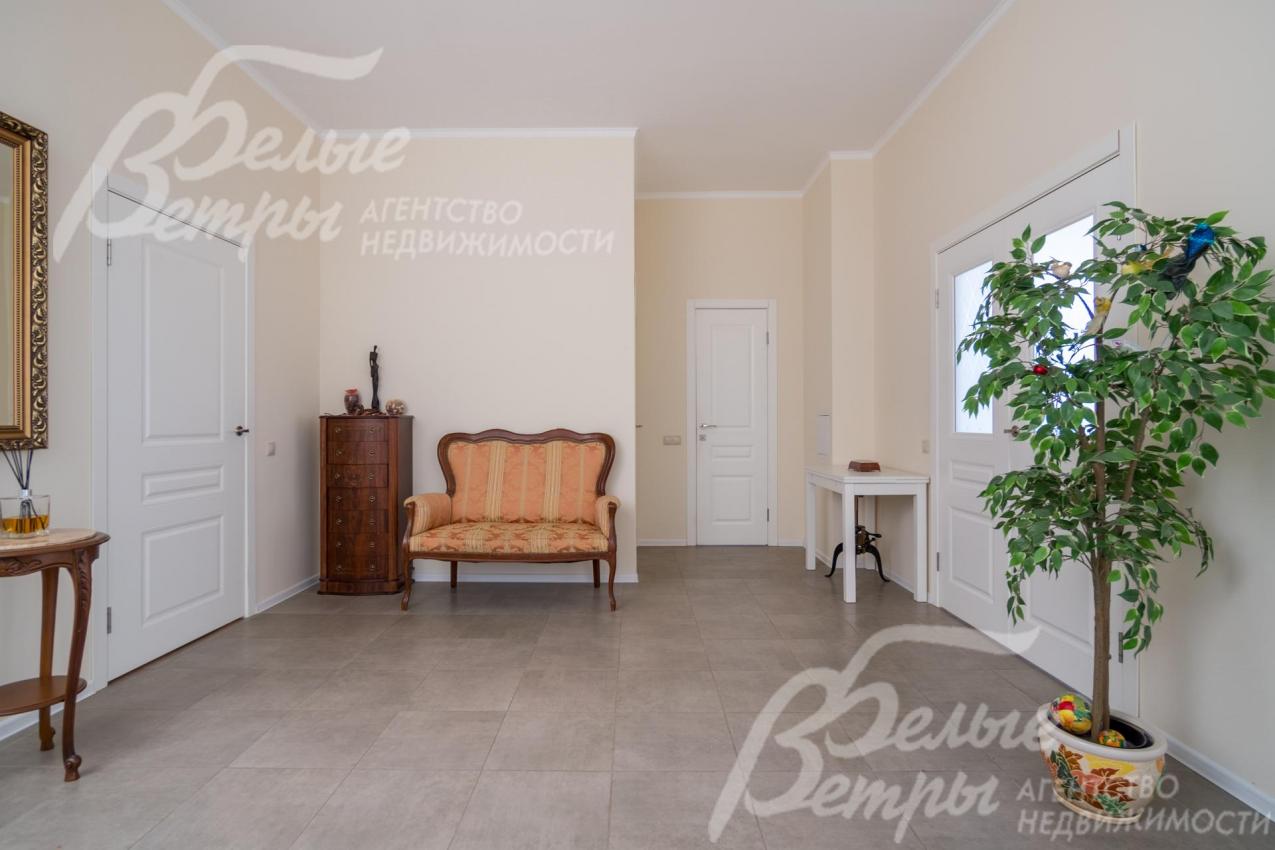 Просторный холл-прихожая с плиткой с тёплым полом