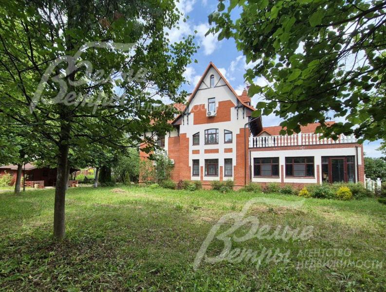 Вид на дом со стороны участка.