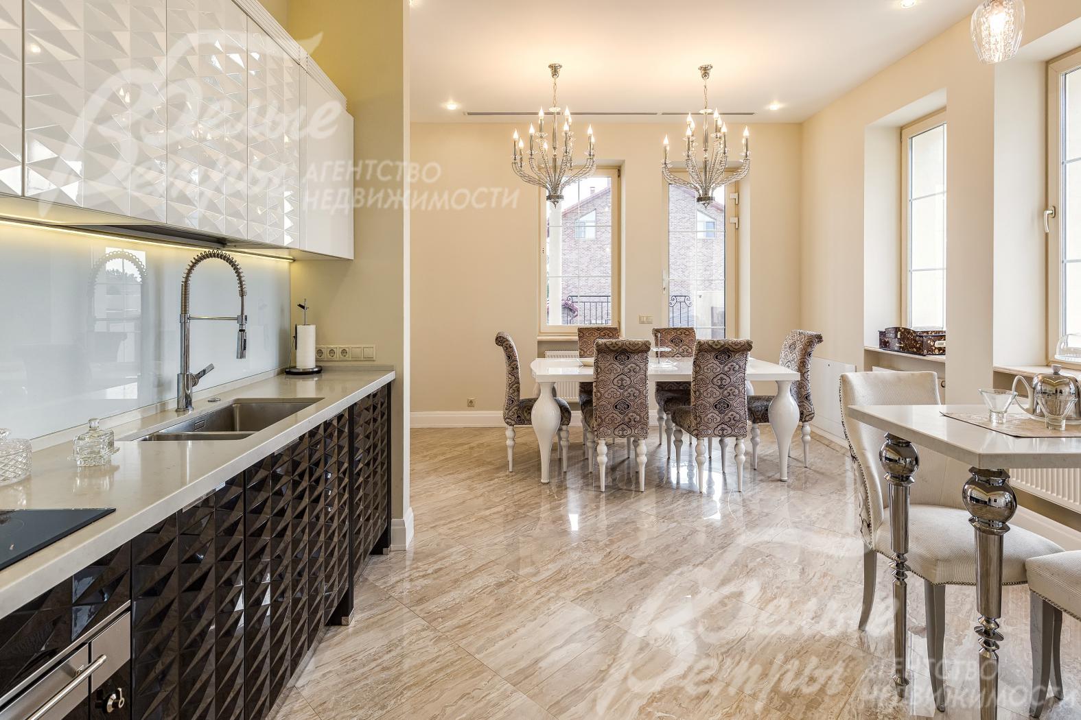 Кухонная техника встроенная - брендов SMEG, LIEBHER, Siemens, есть так же встроенный в раковину дробитель. Светодиодная подсветка над всей рабочей зоной.