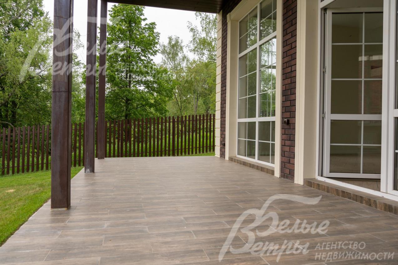 Крытая терраса с шикарным видом. 