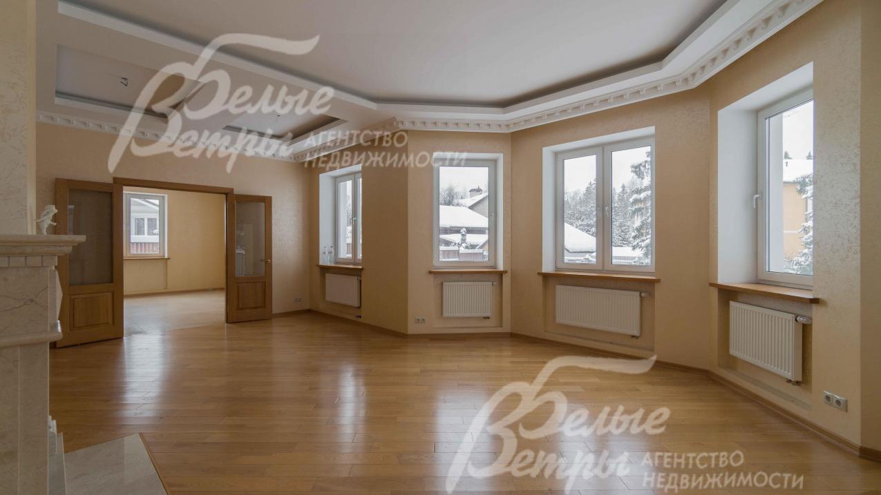 Гостиная с выходом на крытую веранду