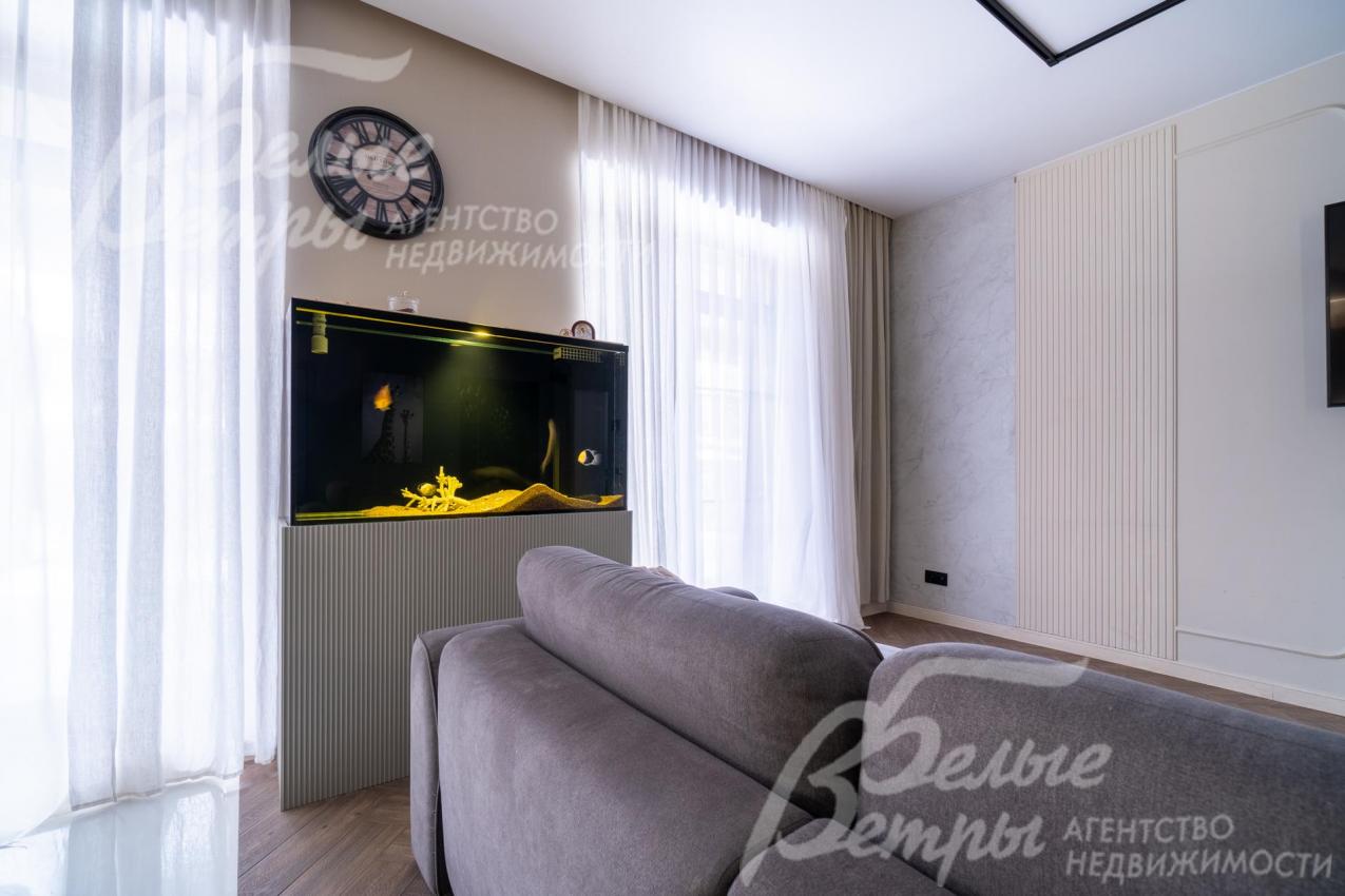 Гостиную украшает аквариум (380 л)