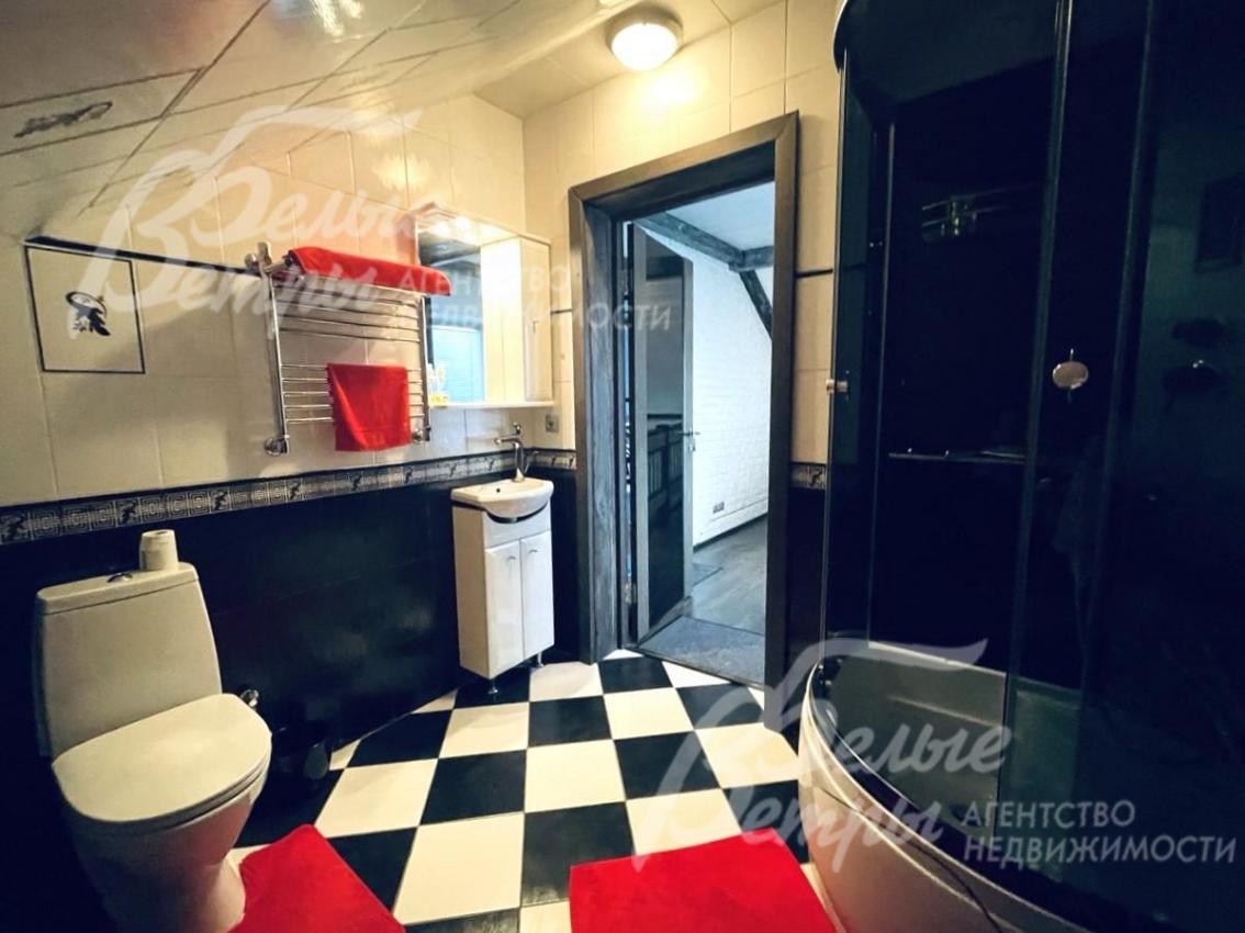 Санузел с душевой в гостевой студии