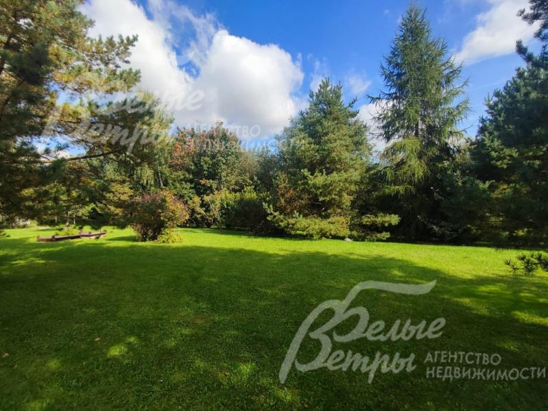 Территория участка выровнена, она открывает широкие возможности для строительства и создания ландшафтного дизайна