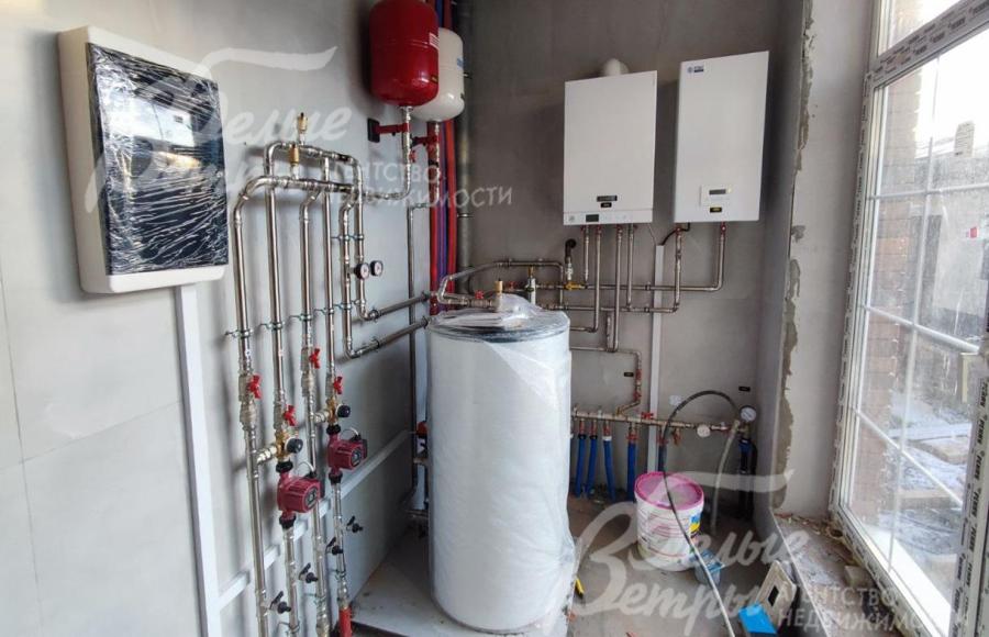 Установлены газовый котёл и резервный электрический, бойлер косвенного нагрева на 200 л и система водоподготовки