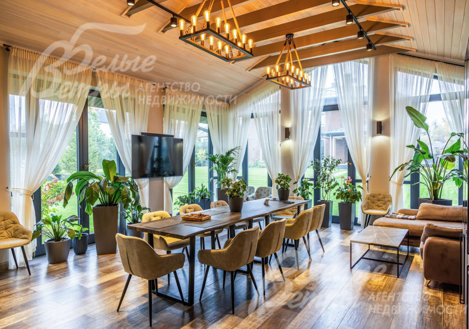 Большие панорамные окна в домике барбекю