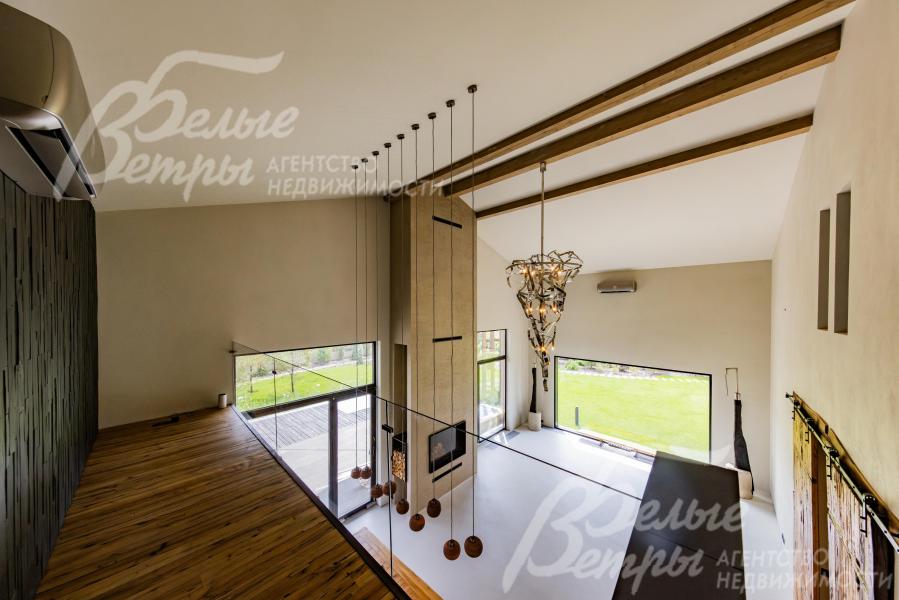 Галерея над гостиной.