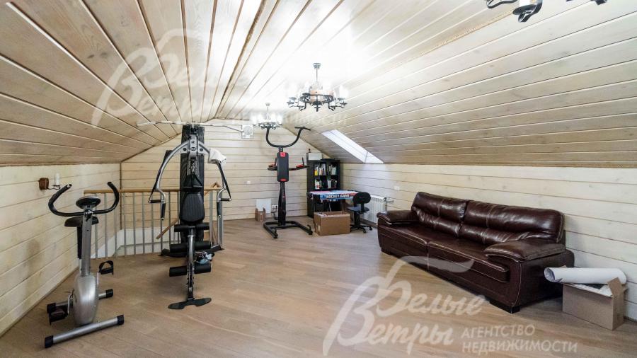 Стены и пол мансардного этажа обшиты деревянной доской