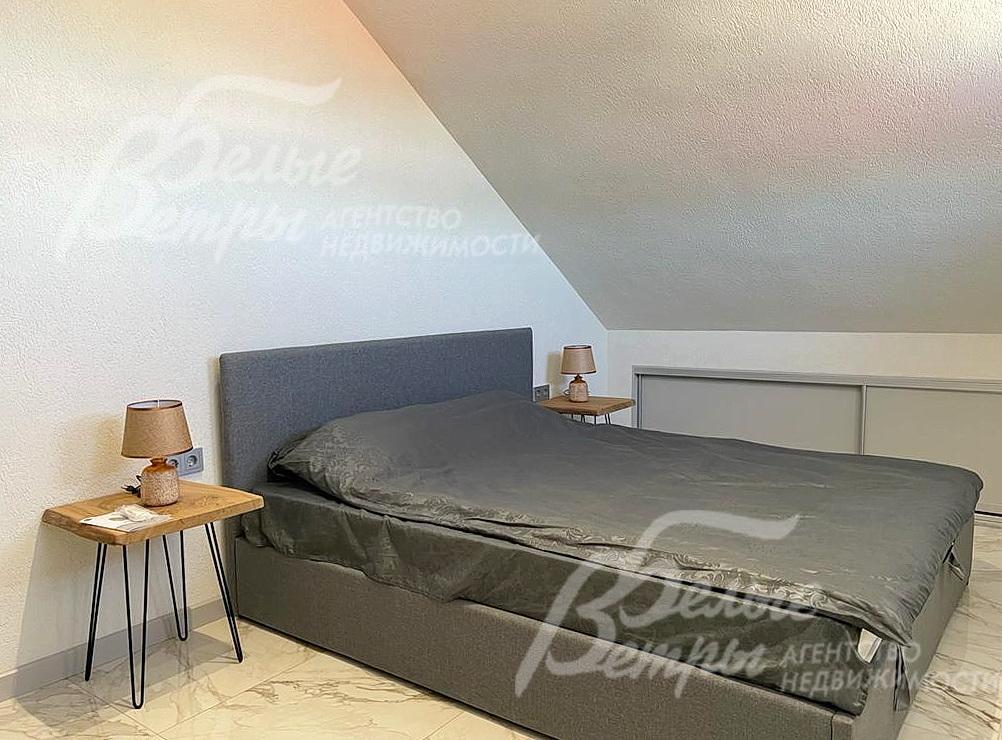 Спальная зона в студии на мансардном этаже. Все студии обставлены мебелью: в спальной зоне есть кровать или диван