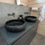 В санузле при мастер-спальне - две эффектные каменные раковины "под чёрный мрамор" на тумбе