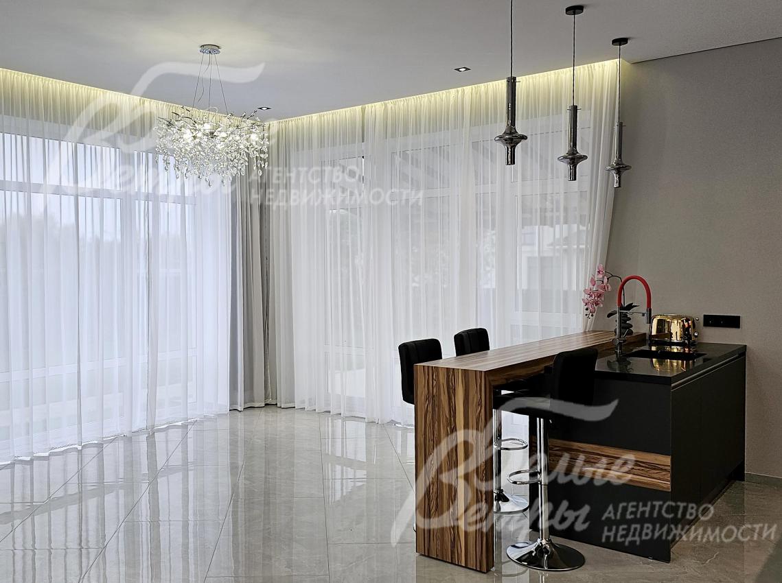 На кухне - барная стойка и функциональный остров с мойкой