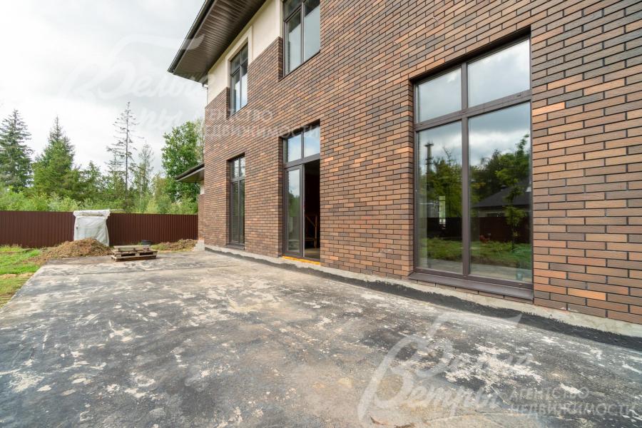 Зона террасы 55,5 кв.м. Выход на неё - из гостиной-столовой